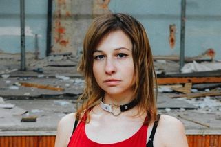 Píše autorka pravdu? Nepoškozuje záměrně české školství? Celé to nějak nesedí - Médium.cz
